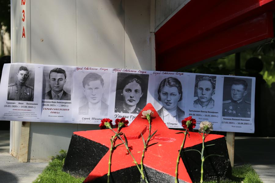 Экскурсия к памятнику Героя Советского Союза молодогвардейцу Олегу Кошевому «Непокорённые» и памятному знаку «Побег из ада», установленному в честь участников побега из фашистского плена под началом нашего земляка Михаила Девятаева