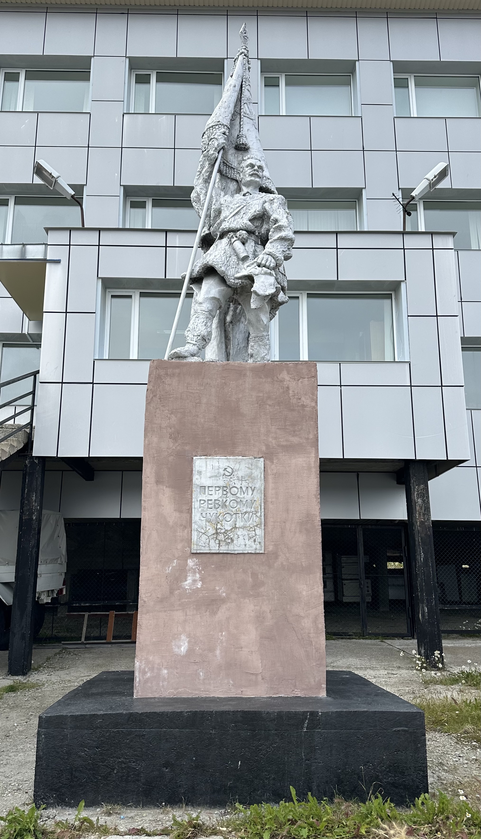 Мемориальные комплексы с. Усть-Белая «Памятник первому Ревкому Чукотки», «Монумент героям ВОВ»