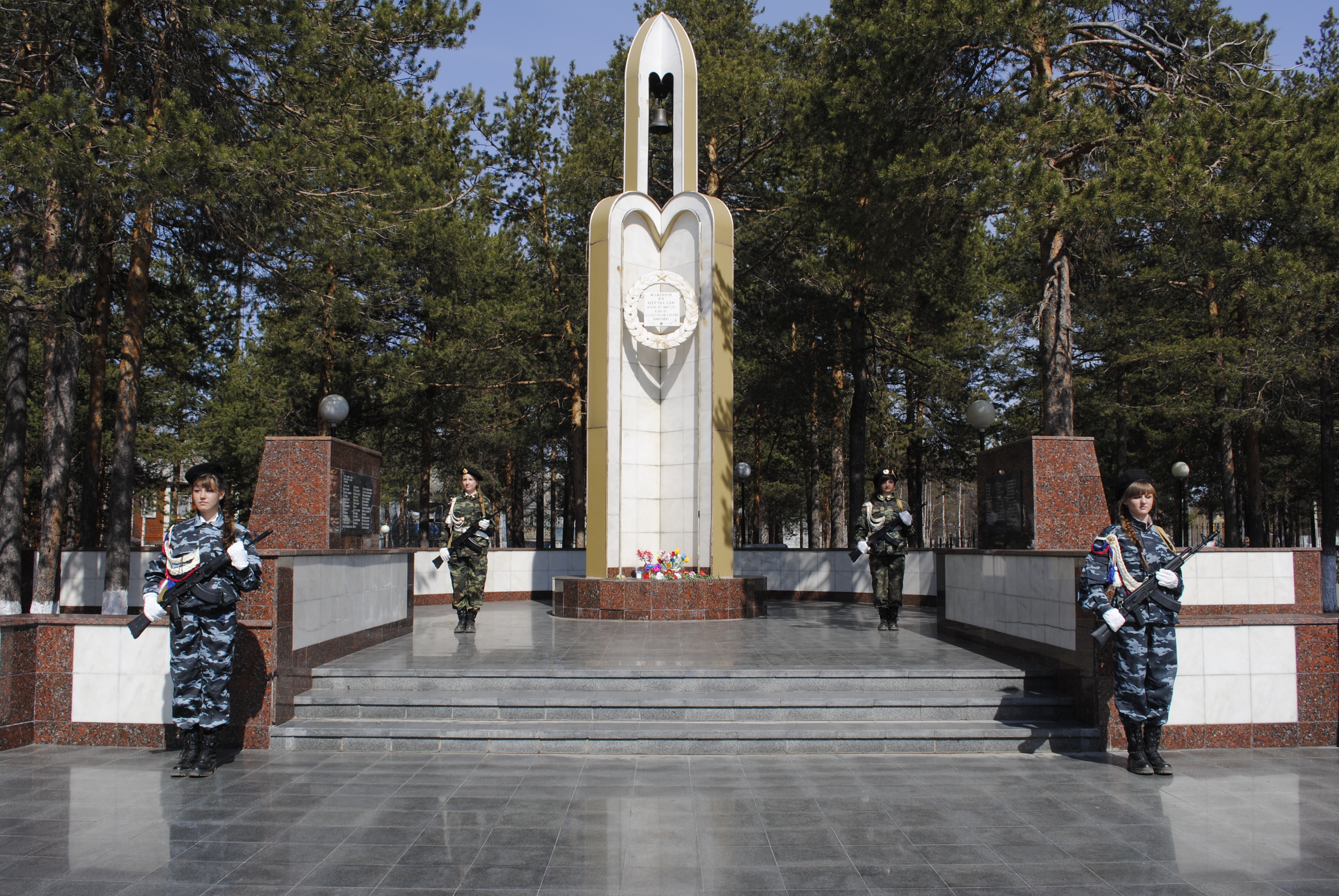 Мемориал "Памятник белоярцам, ушедшим и не вернувшимся в родные края" "Павшим за Отечество, пусть хранит вас в веках благодарная память живущих"