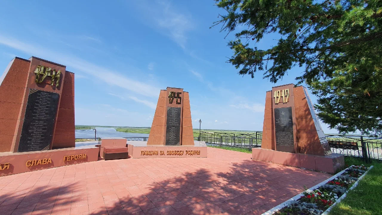 Две мемориальные плиты